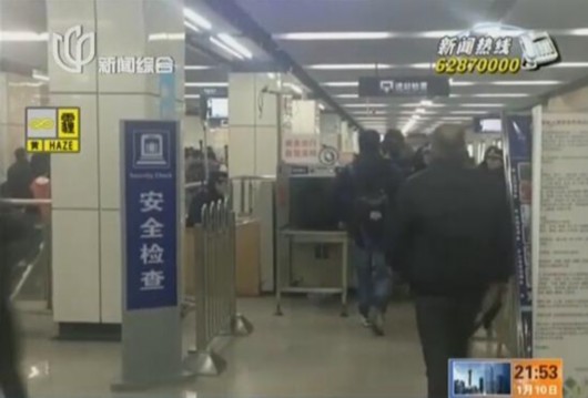 滬地鐵9號線安檢起沖突 男子打人后躺地耍無賴