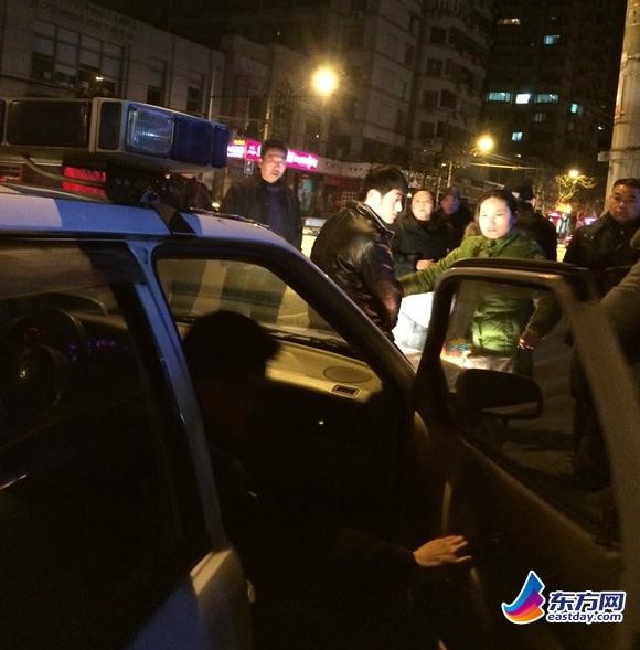 上?，F年終討薪糾紛 過勞死員工花圈遺像引關注