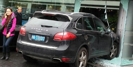 女司機(jī)駕保時(shí)捷卡宴 不知何故直沖4S店撞立柱