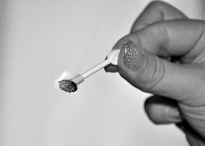 網傳美瞳片熔化致盲 經實驗證明傳言不靠譜