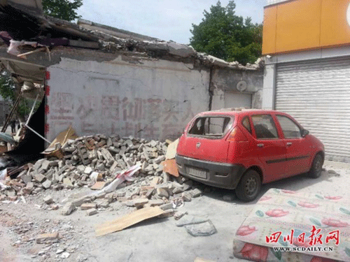 四川日?qǐng)?bào)記者直擊雅安震區(qū)現(xiàn)場(chǎng)