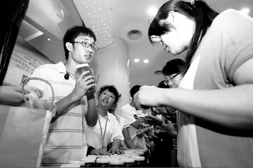 帳篷男孩鄭州賣蜂蜜掙學(xué)費(fèi) 市民6小時(shí)搶購千余斤