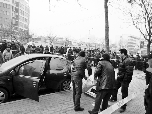 小轎車路邊違停多日 交警貼罰單發(fā)現(xiàn)車主身亡