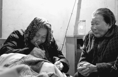 身邊的感動:非親非故 孝養癱瘓孤老十一年