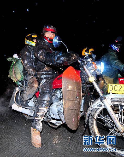 農(nóng)民工“全副武裝”騎摩托車回家過年