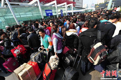 鐵道部加開(kāi)車應(yīng)對(duì)客流高峰 春運(yùn)再迎雙重考驗(yàn)