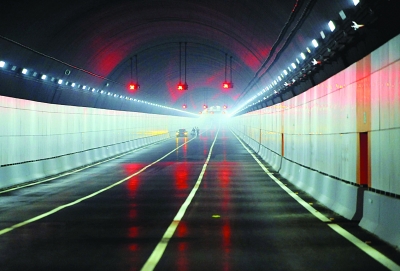 南京長江隧道年票價格4800元 市民稱走不起(圖)