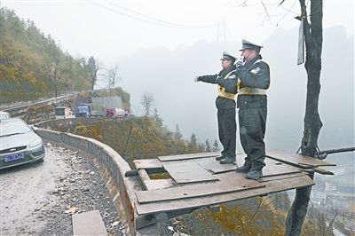 “最牛交警”懸崖上執勤18年 省委書記登坡慰問