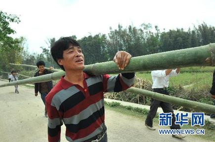 撫平創傷笑對未來 盈江震區受災群眾積極開展生產自救