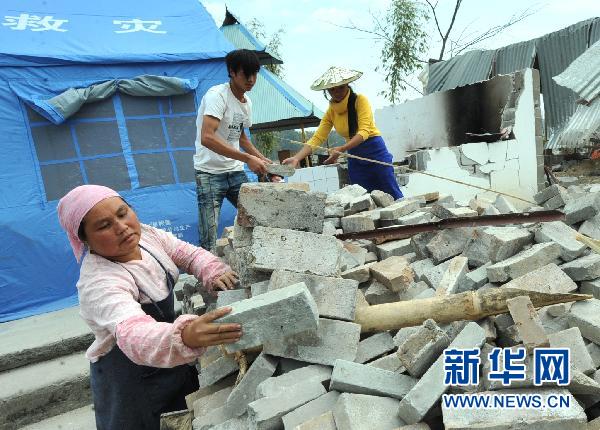 撫平創(chuàng)傷笑對未來 盈江震區(qū)受災(zāi)群眾積極開展生產(chǎn)自救