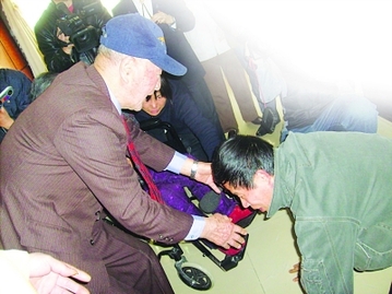 坐受十個響頭 老飛虎隊員在故鄉認“戰友之子”