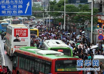 “這個五一有點堵”：直擊全國各地堵車實況