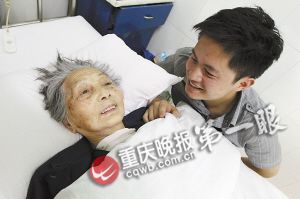 初中男生照顧拾荒老太13年 同學接力愛心馬拉松