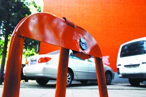 為搶車位車主無奈頻使怪招 城區停車怎一“擠”字了得