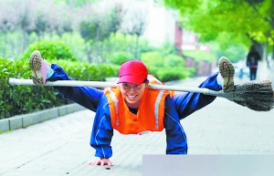 環衛女工“耍掃帚”網絡躥紅 因錄制節目被辭退