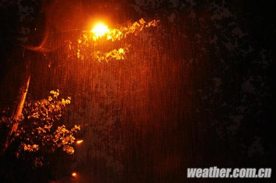 北京昨發今夏首個暴雨藍色預警 明日或中雨高溫驟降