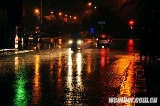 北京昨發今夏首個暴雨藍色預警 明日或中雨高溫驟降