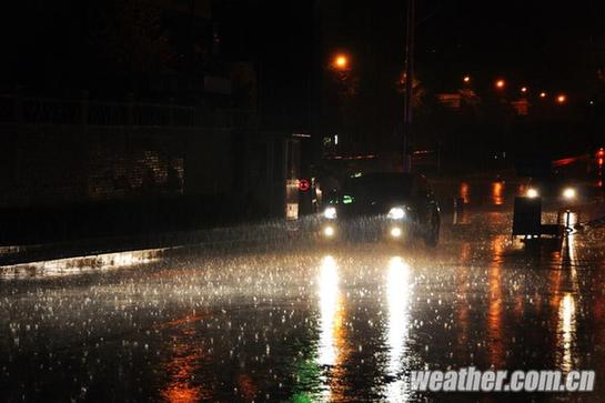 北京昨發今夏首個暴雨藍色預警 明日或中雨高溫驟降