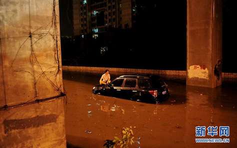 北京夜降暴雨 積水中勇現“淡定哥”(組圖)