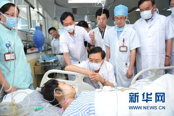 千方百計救治甬溫線事故傷者:1人1專家 1人1方案