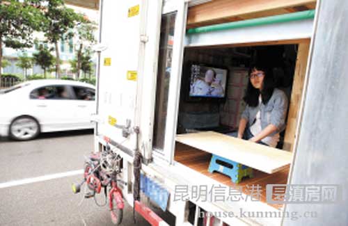 昆明驚現最牛房車 能做飯、看電視、上網