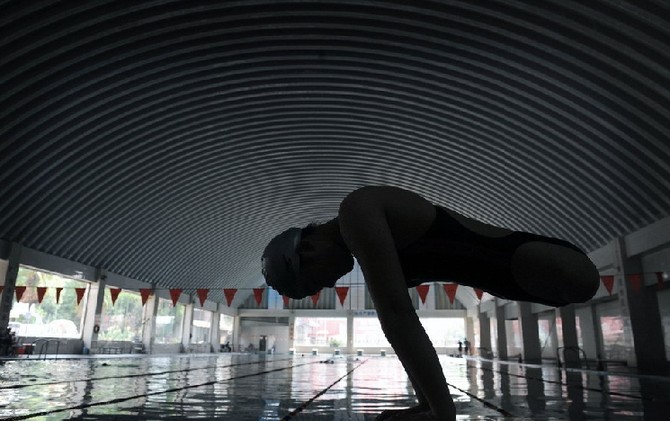 高清：截肢“籃球女孩”泳池逐夢殘奧會