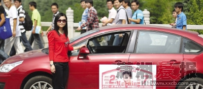 恨嫁美女鬧市高調征婚：有車有房待我如女王(圖)
