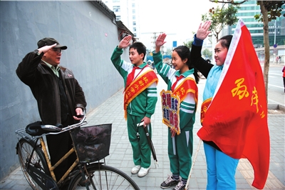 北京校尉小學(xué)義務(wù)打氣19年 堅(jiān)持