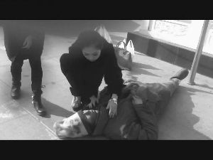 過路少女人工呼吸搶救暈倒乞丐至其蘇醒(組圖)
