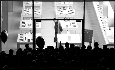 iPhone4S發售排隊購者九成是托兒 勞務最少100