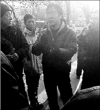 iPhone4S發售排隊購者九成是托兒 勞務最少100