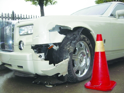 江蘇90后廚師撞壞勞斯萊斯 面臨近百萬元賠償