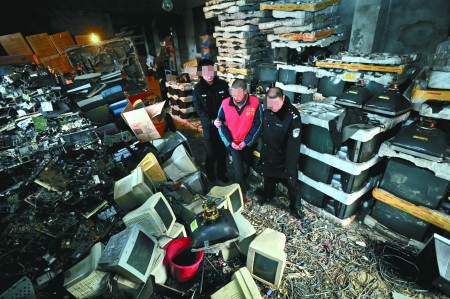 家族造假 翻新2.4萬臺“名牌”電視(組圖)