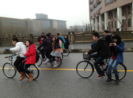 三七“校園女生節(jié)” 看高校男生怎樣獻(xiàn)殷勤