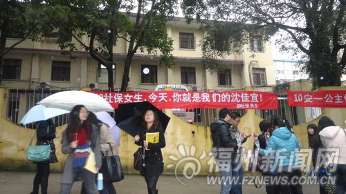 三七“校園女生節” 看高校男生怎樣獻殷勤(圖)