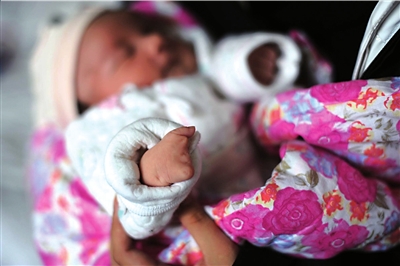 新生兒缺四手指產檢未查出實習醫生代簽報告(圖)