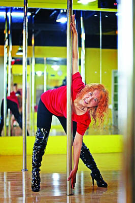 六旬老太學(xué)起鋼管舞 腰釘鋼釘面臨癱瘓依然樂觀