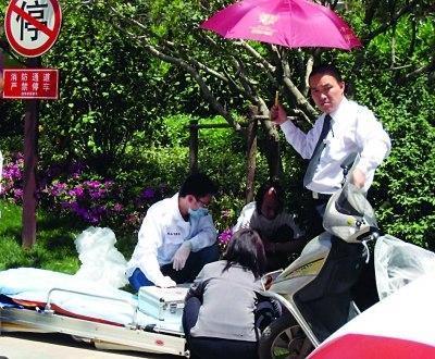 八旬老人路上昏倒 保安充當(dāng)“人體太陽傘”