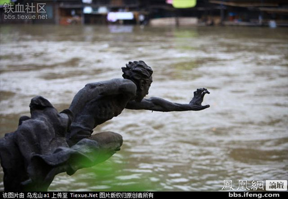 命懸一線！實(shí)拍鳳凰古城暴雨中震撼一幕