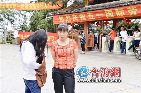 福建南靖土樓亂擺攤秩序亂 上樓需先“捐款”