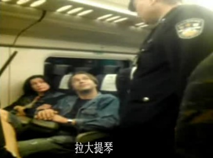 外籍音樂家動車當(dāng)眾脫鞋引發(fā)沖突 辱罵中國乘客(圖)