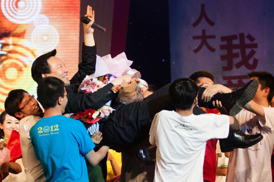 人大校長畢業晚會獻歌 被學生抬起拋向空中(圖)