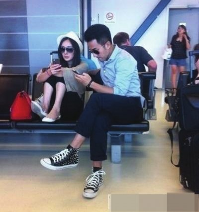 楊冪機場候機照片曝光 腳踩椅子遭網友炮轟(圖)