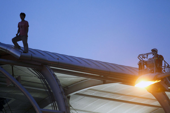 深圳男子爬地鐵站頂棚欲自殺致地鐵停運一小時