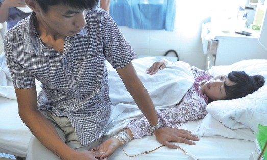 “最美孕婦”升級(jí)當(dāng)媽 雙胞胎兒僅存一個(gè)(圖)