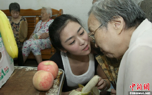 國際小姐重慶三甲風波后首次露面 素顏亮相否認炒作