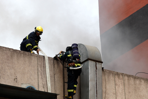 北京朝陽一餐廳二層樓頂著火 消防隊(duì)員緊急撲救