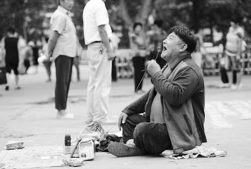 傻子？義丐！70歲傳奇乞丐養大了5個棄嬰（圖）