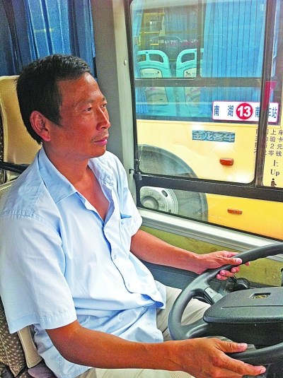 孕婦乘公交無人讓座 司機(jī)喊話稱沒人讓我讓