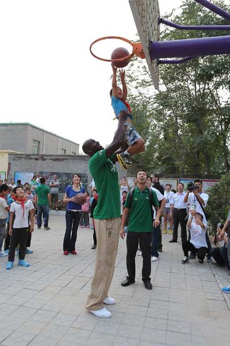 “給孩子送雙運(yùn)動(dòng)鞋”公益行動(dòng)鄭州站 加內(nèi)特助陣